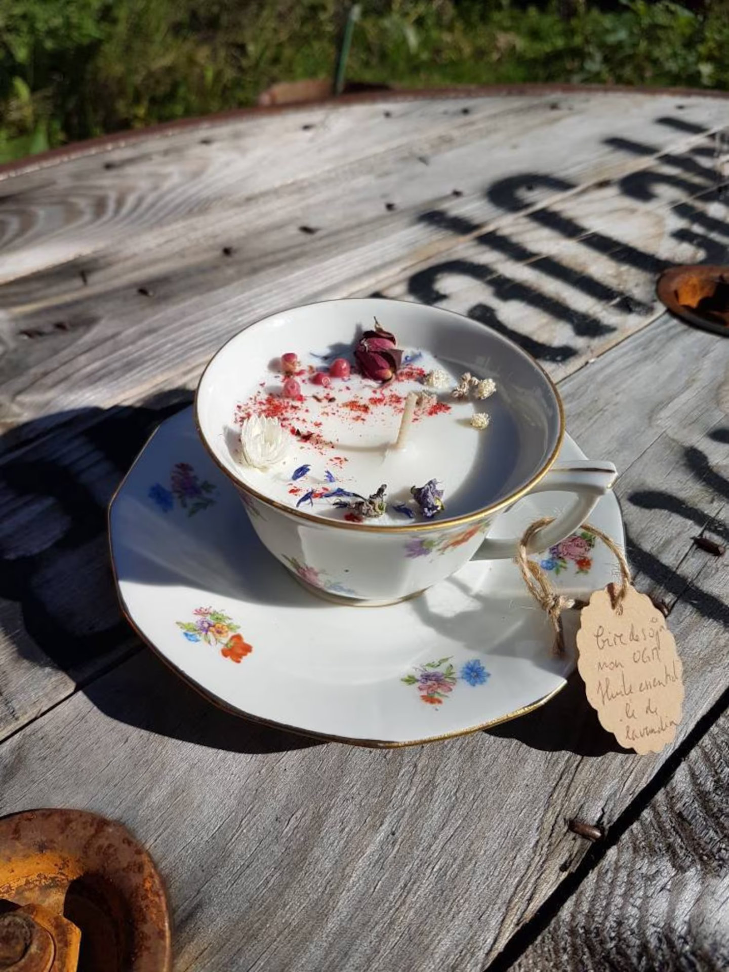 bougie-fleurs-sechees-dans-tasse-ancienne