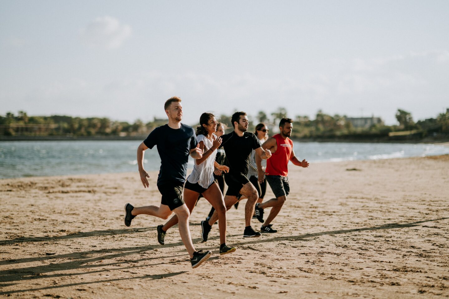 groupe d'amis qui se remet au sport au printemps