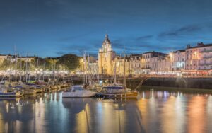 vue du vieux port de la rochelle de nuit