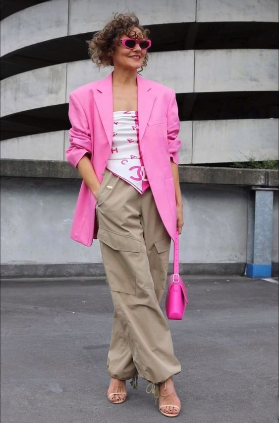 pantalon cargo et veste rose