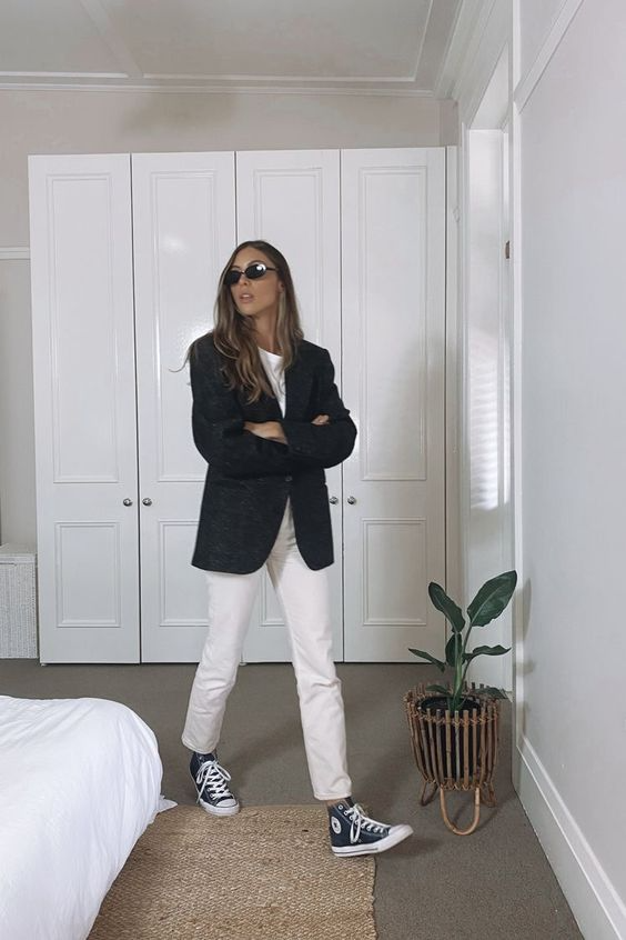 look minimaliste avec blazer noir