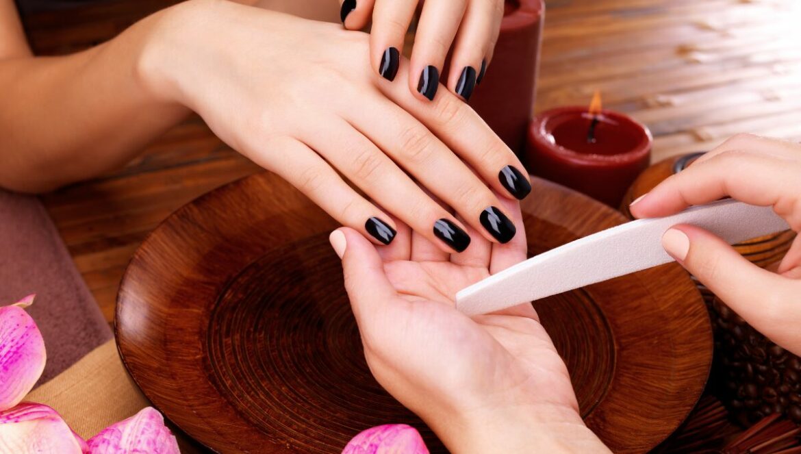 Manucure automne : quelles sont les tendances en 2024 ?
