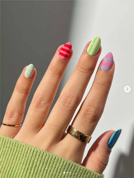 manucure multicolores à rayures