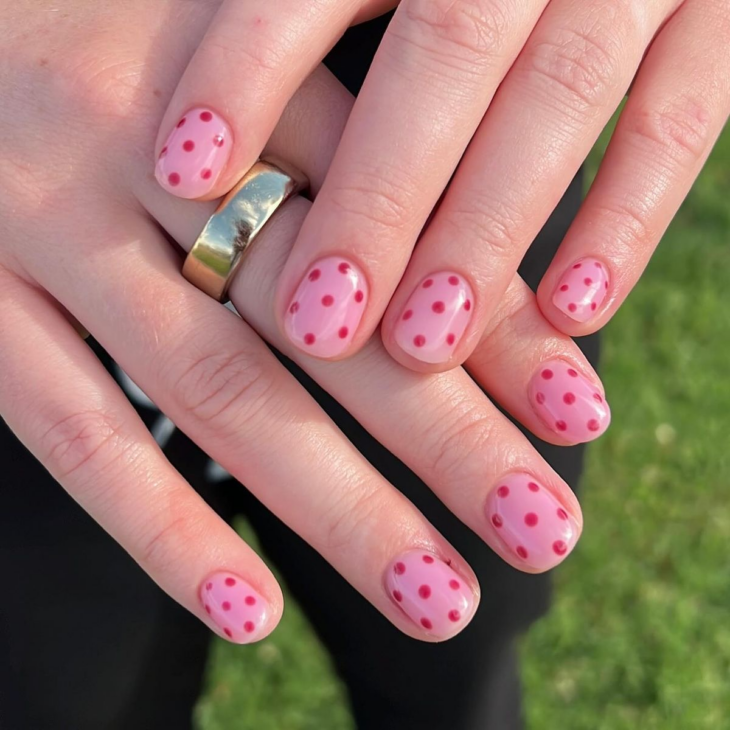 manucure à pois ongles courts