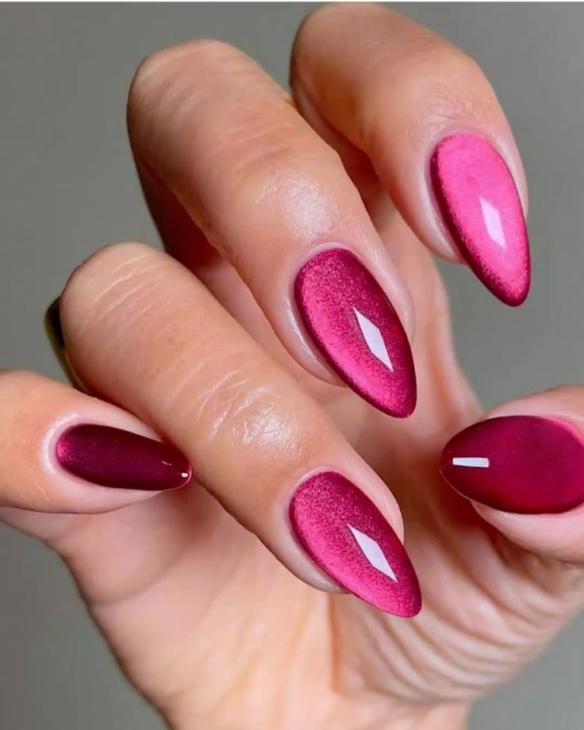 vernis à ongles rose effet cat's eyes