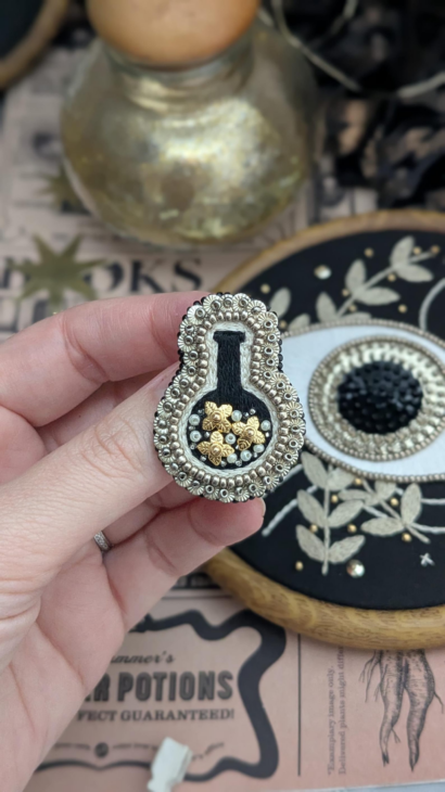 broche brodée style gothique