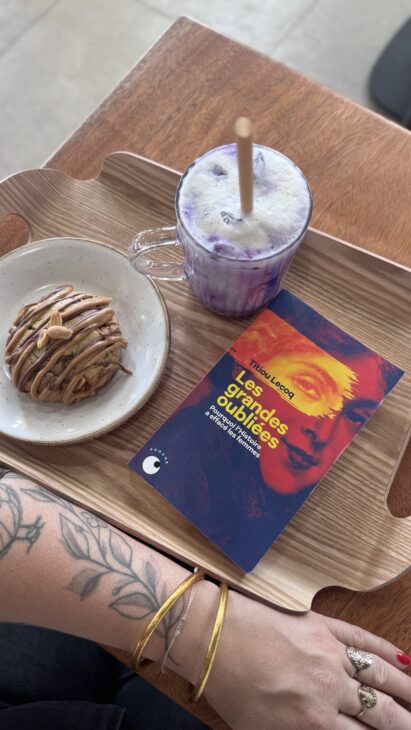 un café et un livre : faire des activités seule, c'est facile !