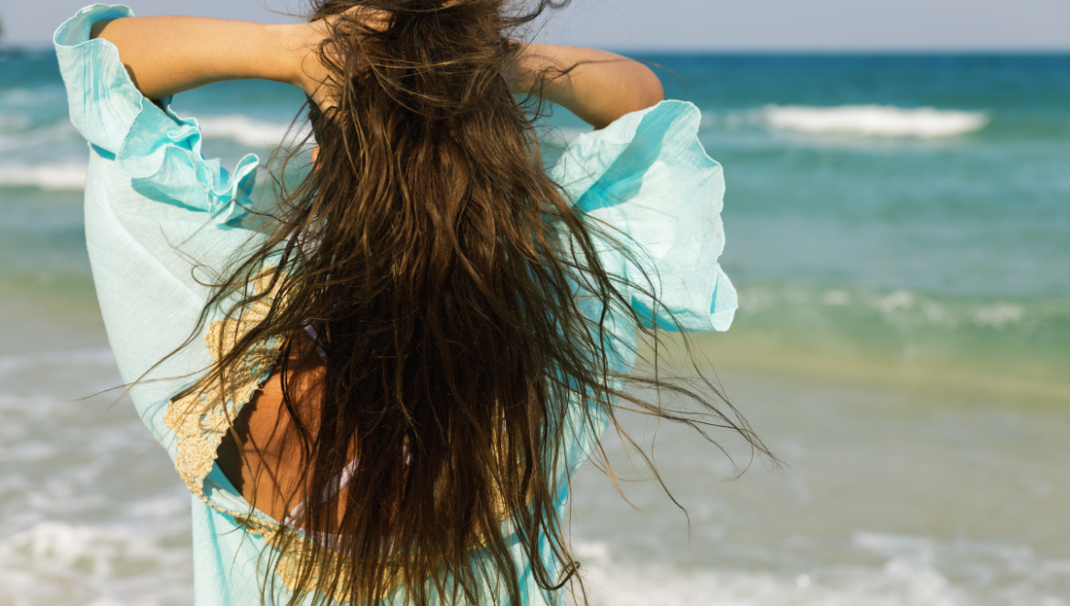 les bons gestes à connaître pour protéger ses cheveux en été du soleil, du sable, etc...