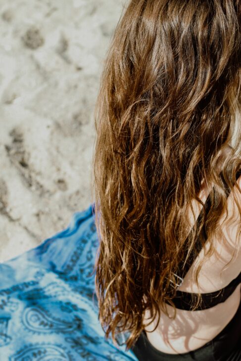 bons gestes pour protéger ses cheveux en été à la plage