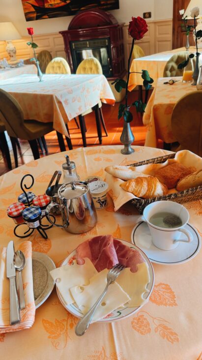 petit déjeuner hostellerie de la bouriane à Gourdon