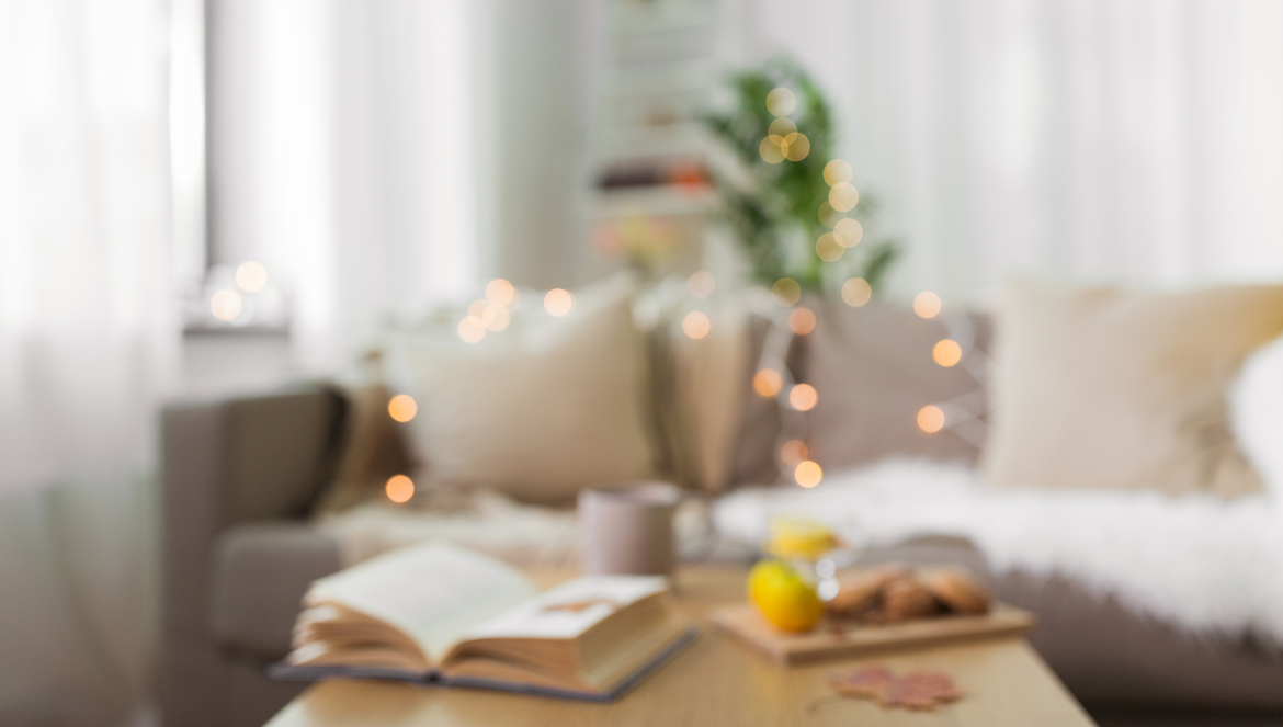 lire des livres comme activités cosy pour l'automne