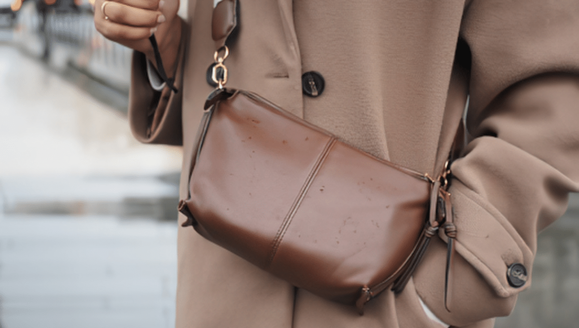 porter un sac bandoulière en hiver