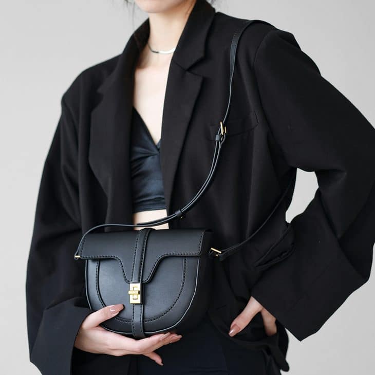 comment porter un sac bandoulière en hiver ? 